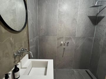 Casa en venta 5 amb a la laguna en Naudir Escobar