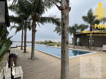 Casa en venta 5 amb a la laguna en Naudir Escobar