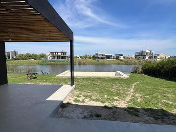 Casa en venta 5 amb a la laguna en Naudir Escobar