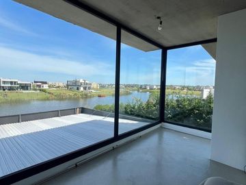 Casa en venta 5 amb a la laguna en Naudir Escobar