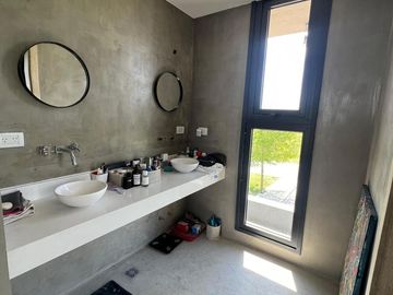 Casa en venta 5 amb a la laguna en Naudir Escobar