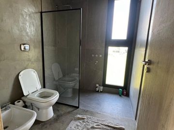Casa en venta 5 amb a la laguna en Naudir Escobar