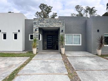 Casa en venta - 3 Dormitorios 3 Baños - 873Mts2 - San Vicente