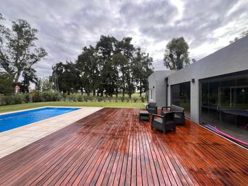 Casa en venta - 3 Dormitorios 3 Baños - 873Mts2 - San Vicente