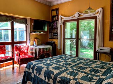 VENTA CASA 6 AMBIENTES CON PILETA PERMUTA