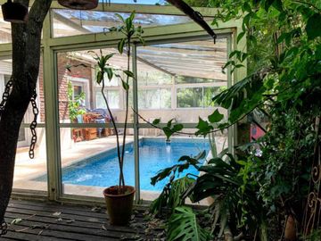 VENTA CASA 6 AMBIENTES CON PILETA PERMUTA