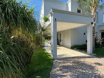 Impecable casa a la venta en Barrio Los Eucaliptus