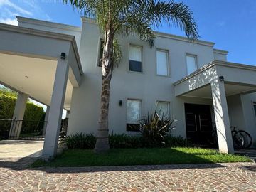 Impecable casa a la venta en Barrio Los Eucaliptus
