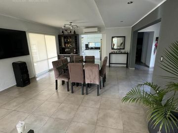 Impecable casa a la venta en Barrio Los Eucaliptus