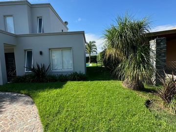 Impecable casa a la venta en Barrio Los Eucaliptus