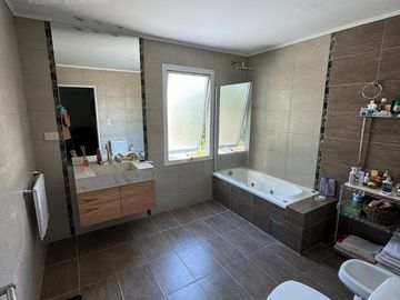 Impecable casa a la venta en Barrio Los Eucaliptus