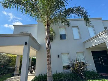 Impecable casa a la venta en Barrio Los Eucaliptus