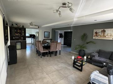 Impecable casa a la venta en Barrio Los Eucaliptus