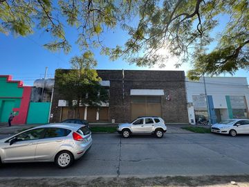 Galpón uso Comercial sobre Av. Principal
