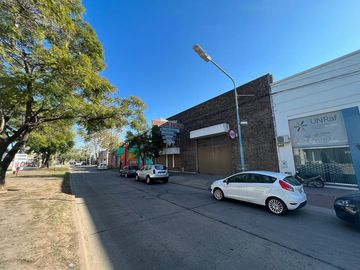 Galpón uso Comercial sobre Av. Principal