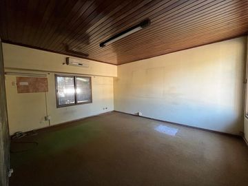 Galpón uso Comercial sobre Av. Principal