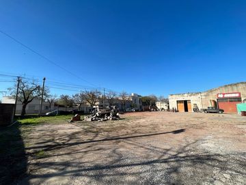 Galpón uso Comercial sobre Av. Principal