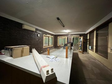 Galpón uso Comercial sobre Av. Principal