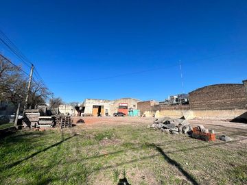 Galpón uso Comercial sobre Av. Principal