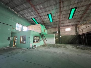 Galpón uso Comercial sobre Av. Principal