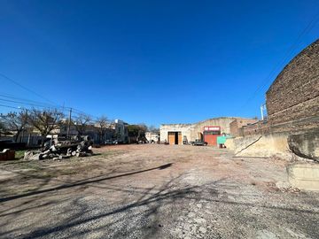 Galpón uso Comercial sobre Av. Principal