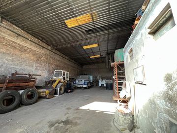 Galpón uso Comercial sobre Av. Principal