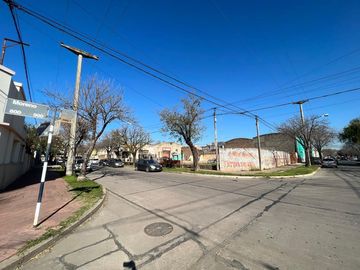 Galpón uso Comercial sobre Av. Principal
