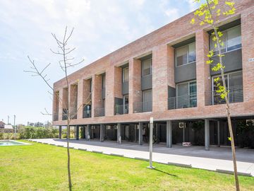 Venta duplex dos dormitorios terraza parrillero cochera