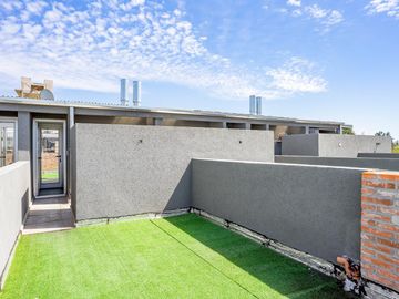 Venta duplex dos dormitorios terraza parrillero cochera