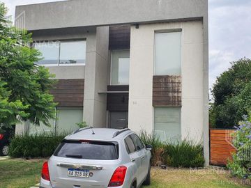 Venta Casa de 5 Ambientes c/ Pileta - Barrio Privado Las Acacias - Hudson