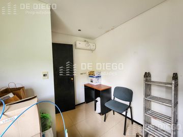 Oficina en Venta de 131 m2, primer piso por escalera, Se puede agregar 78 m2 en PB a la calle. San Isidro centro.