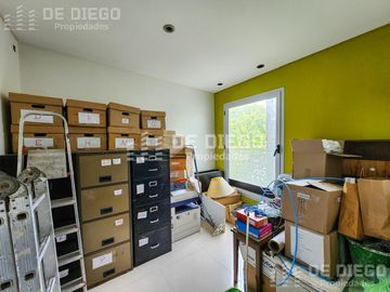 Oficina en Venta de 131 m2, primer piso por escalera, Se puede agregar 78 m2 en PB a la calle. San Isidro centro.