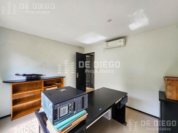 Oficina en Venta de 131 m2, primer piso por escalera, Se puede agregar 78 m2 en PB a la calle. San Isidro centro.
