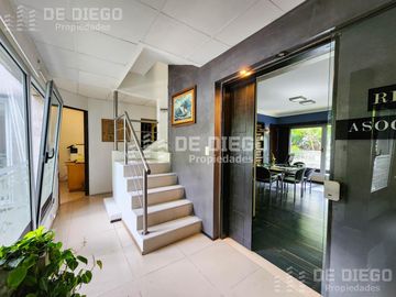 Oficina en Venta de 131 m2, primer piso por escalera, Se puede agregar 78 m2 en PB a la calle. San Isidro centro.