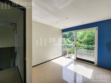 Oficina en Venta de 131 m2, primer piso por escalera, Se puede agregar 78 m2 en PB a la calle. San Isidro centro.