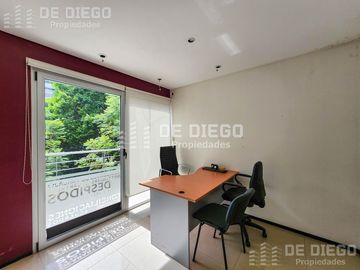 Oficina en Venta de 131 m2, primer piso por escalera, Se puede agregar 78 m2 en PB a la calle. San Isidro centro.
