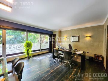 Oficina en Venta de 131 m2, primer piso por escalera, Se puede agregar 78 m2 en PB a la calle. San Isidro centro.