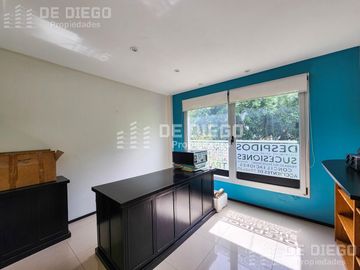Oficina en Venta de 131 m2, primer piso por escalera, Se puede agregar 78 m2 en PB a la calle. San Isidro centro.