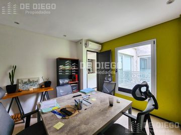 Oficina en Venta de 131 m2, primer piso por escalera, Se puede agregar 78 m2 en PB a la calle. San Isidro centro.