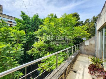 Oficina en Venta de 131 m2, primer piso por escalera, Se puede agregar 78 m2 en PB a la calle. San Isidro centro.