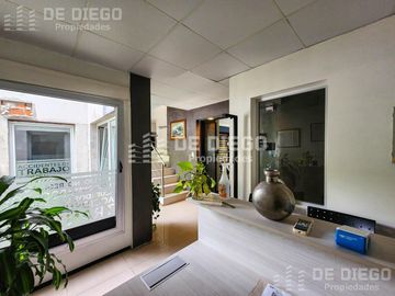 Oficina en Venta de 131 m2, primer piso por escalera, Se puede agregar 78 m2 en PB a la calle. San Isidro centro.