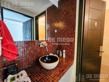 Oficina en Venta de 131 m2, primer piso por escalera, Se puede agregar 78 m2 en PB a la calle. San Isidro centro.