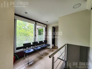 Oficina en Venta de 131 m2, primer piso por escalera, Se puede agregar 78 m2 en PB a la calle. San Isidro centro.