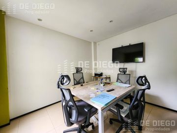 Oficina en Venta de 131 m2, primer piso por escalera, Se puede agregar 78 m2 en PB a la calle. San Isidro centro.