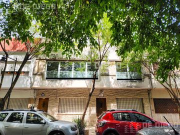 Oficina en Venta de 131 m2, primer piso por escalera, Se puede agregar 78 m2 en PB a la calle. San Isidro centro.