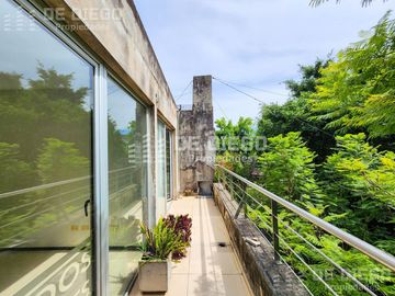 Oficina en Venta de 131 m2, primer piso por escalera, Se puede agregar 78 m2 en PB a la calle. San Isidro centro.
