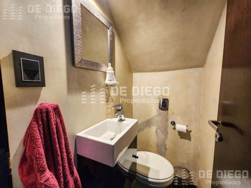 Oficina en Venta de 131 m2, primer piso por escalera, Se puede agregar 78 m2 en PB a la calle. San Isidro centro.