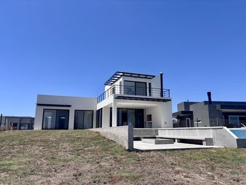 VENTA CASA SAN SEBASTIAN A LA LAGUNA 5 AMBIENTES AREA 8