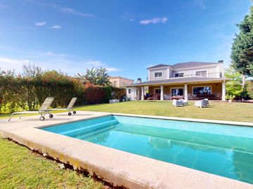 Casa en venta en Abril Club de Campo