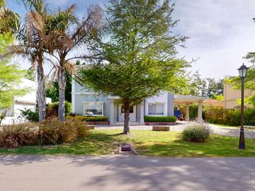 Casa en venta en Abril Club de Campo